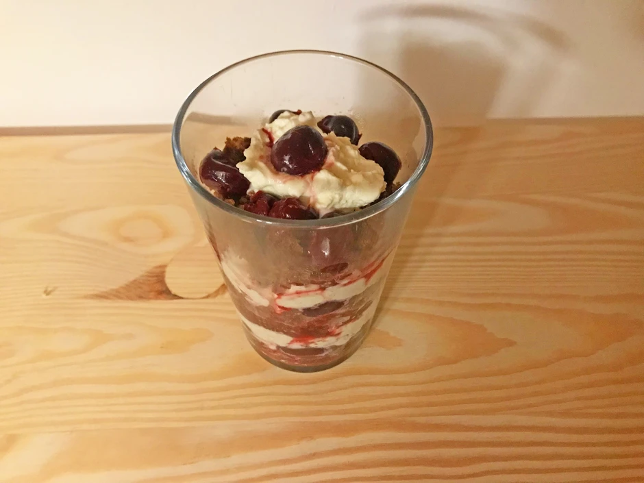 Schichtdessert mit Sauerkirschen und Mascarpone