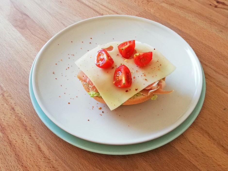 Frühstückssemmerl mit Avocado