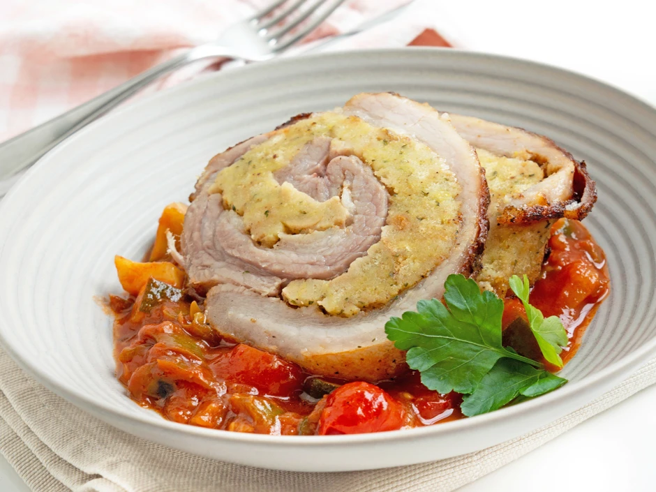 Gef&uuml;llter Putenrollbraten mit Gem&uuml;se &agrave; la Ratatouille
