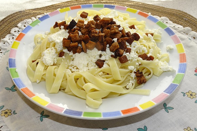 Oma's Topfennudeln mit Speck