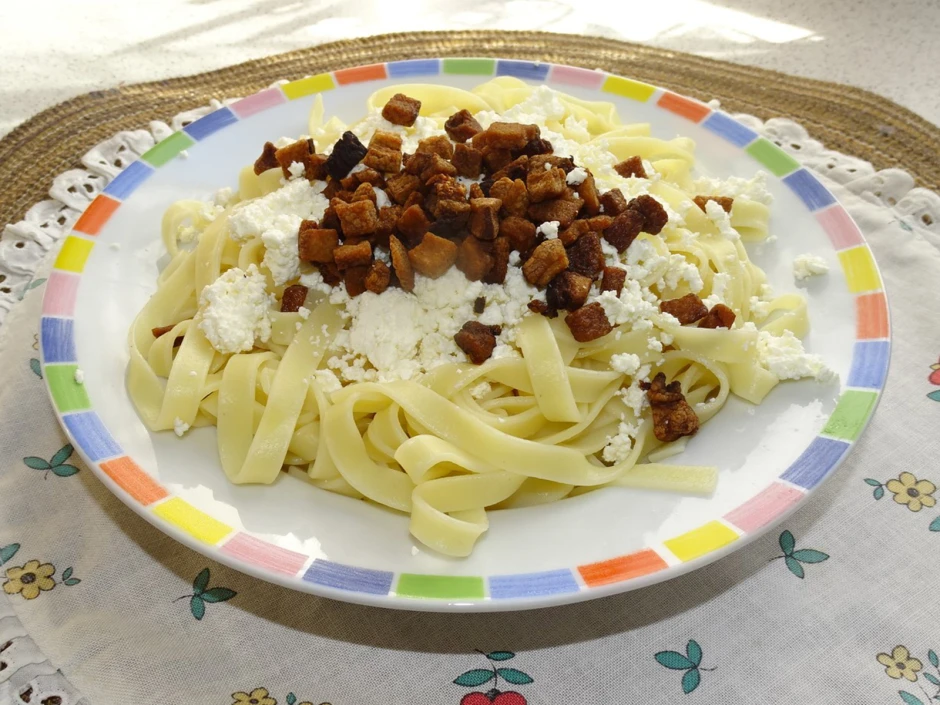 Oma's Topfennudeln mit Speck