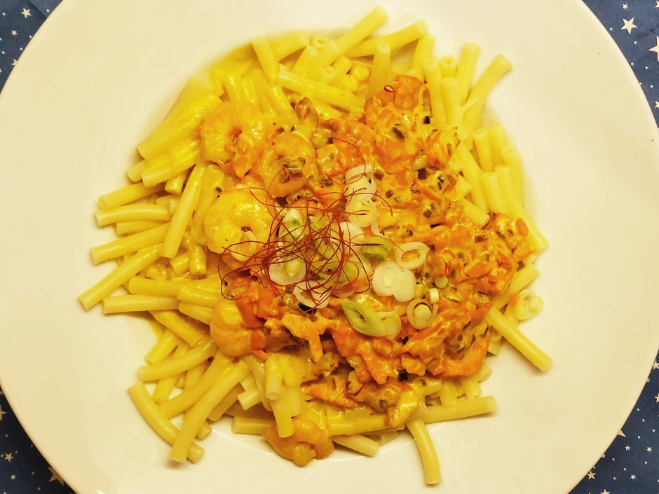 Makkaroni mit Lachs-Garnelen-Safranso&szlig;e