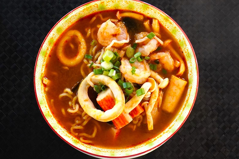 Scharfe Seafood-Suppe mit Nudeln