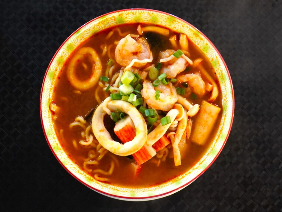 Scharfe Seafood-Suppe mit Nudeln