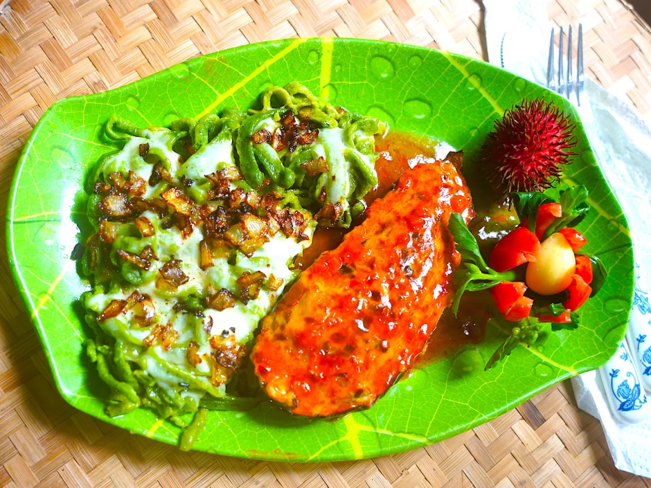 Gefüllte Auberginenhälften mit Kailan-Nudeln alla Sanur Beach
