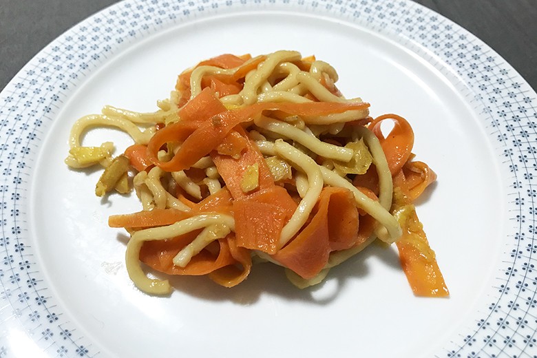 Udon-Nudeln mit Karotten
