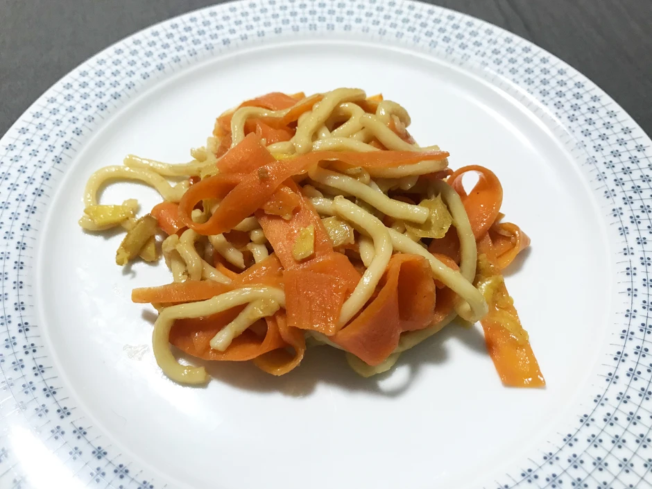 Udon-Nudeln mit Karotten