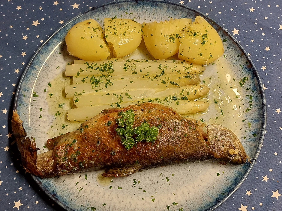 Forelle mit Petersilien-Zitronenpesto und Butterspargel