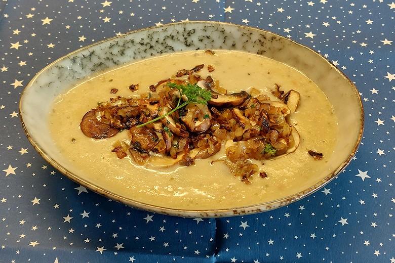 Erdäpfelsuppe mit Champignons