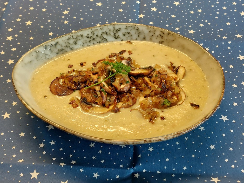 Erdäpfelsuppe mit Champignons