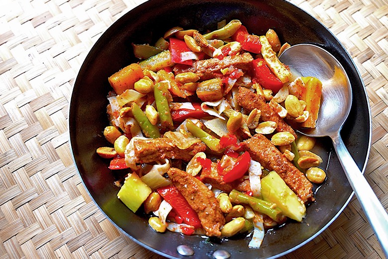 Saftige Nudelpfanne mit Gemüse und Rindfleisch