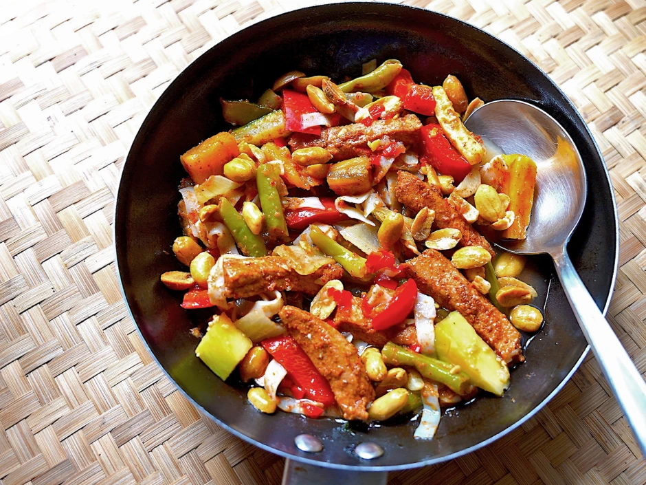 Saftige Nudelpfanne mit Gemüse und Rindfleisch