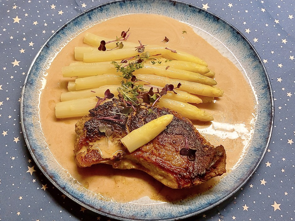 Rumpsteak mit Spargel in Kerbelschaum
