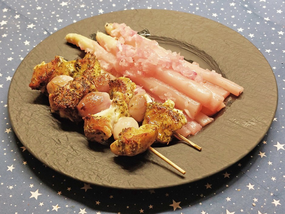Spargelsalat mit Hühner-Schalottenspieße
