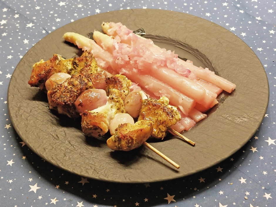 Spargelsalat mit H&uuml;hner-Schalottenspie&szlig;e