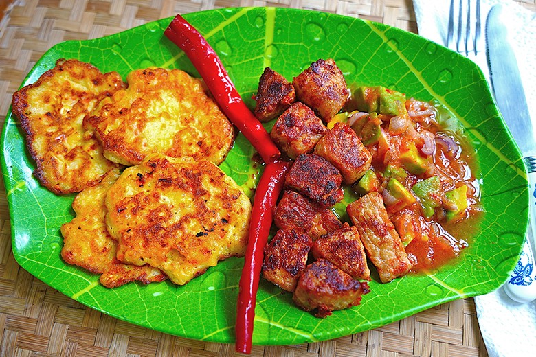 Schweinefleisch mit Orangensaft und Maisfritters