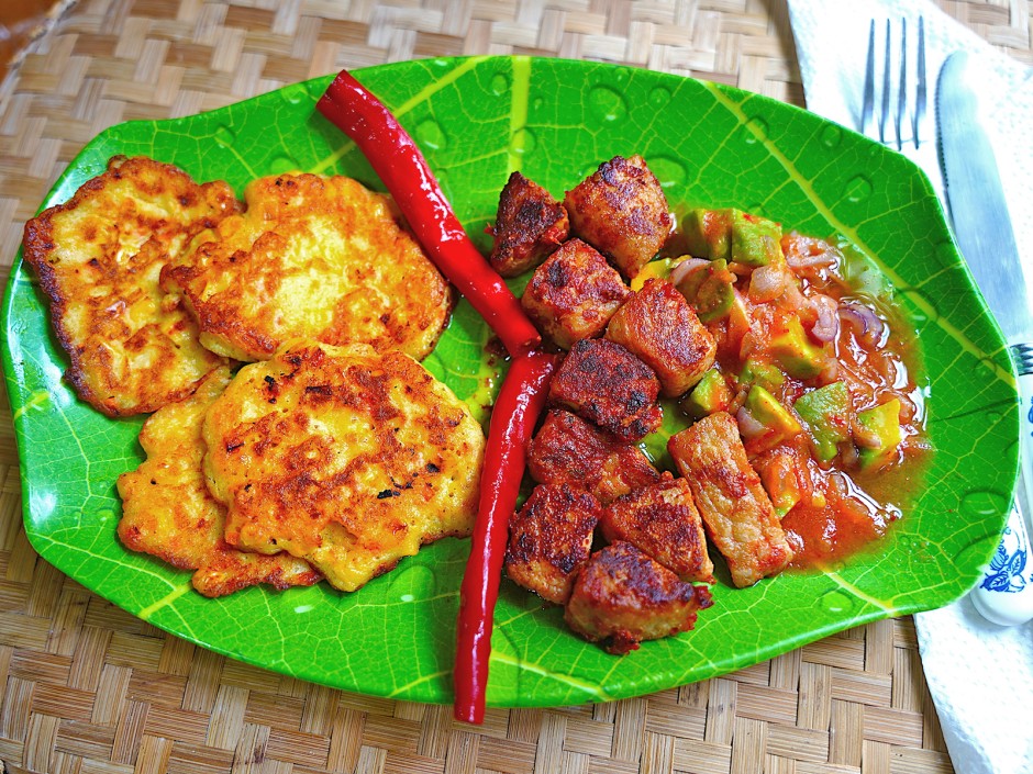 Schweinefleisch mit Orangensaft und Maisfritters