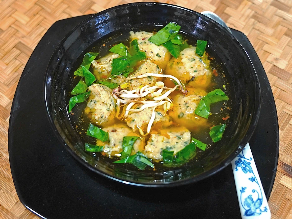 H&uuml;hnerkn&ouml;delsuppe alla Dewi Desi