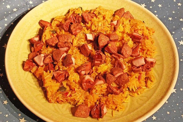 Scharfe Paella mit Fleischwurst