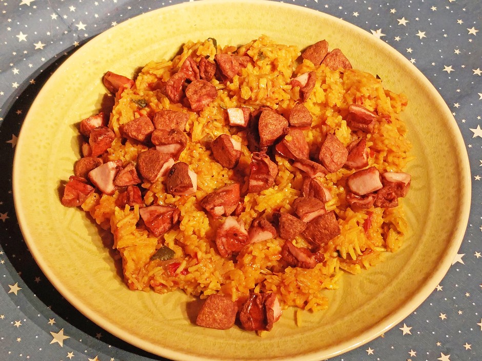Scharfe Paella mit Fleischwurst