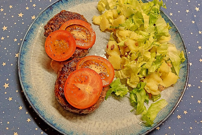 Wasserbüffel-Laiberl mit Erdäpfelsalat