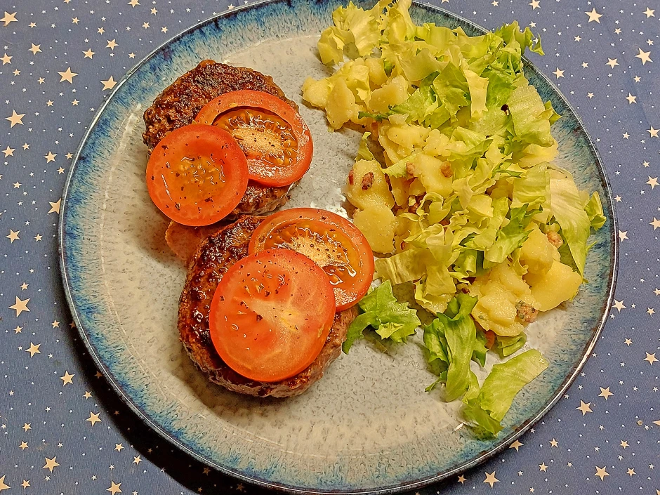 Wasserb&uuml;ffel-Laiberl mit Erd&auml;pfelsalat