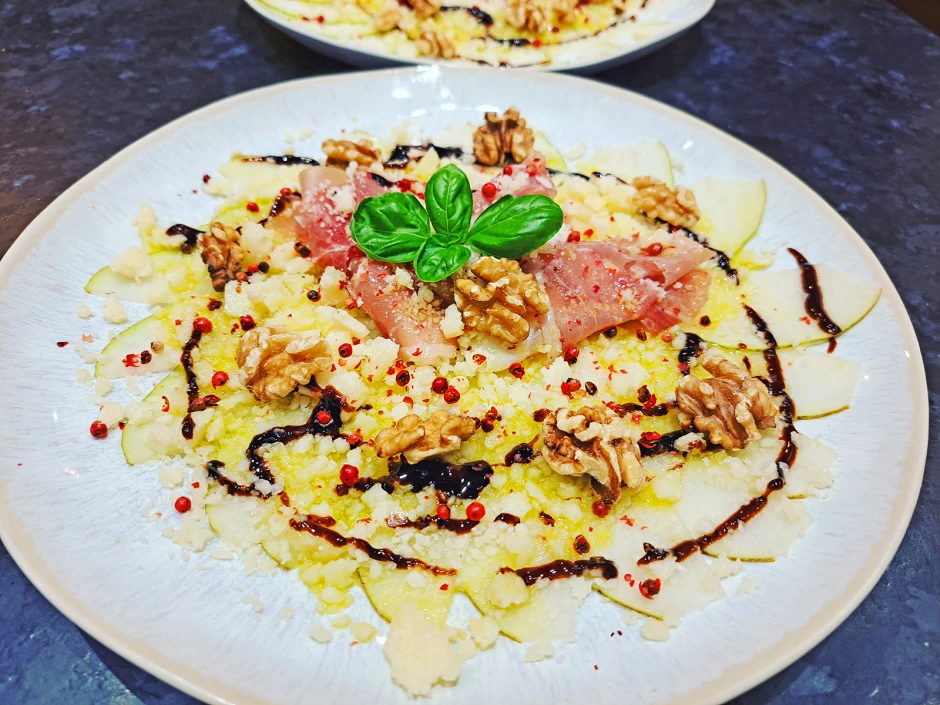 Birnen-Carpaccio mit Parmesan und Waln&uuml;ssen