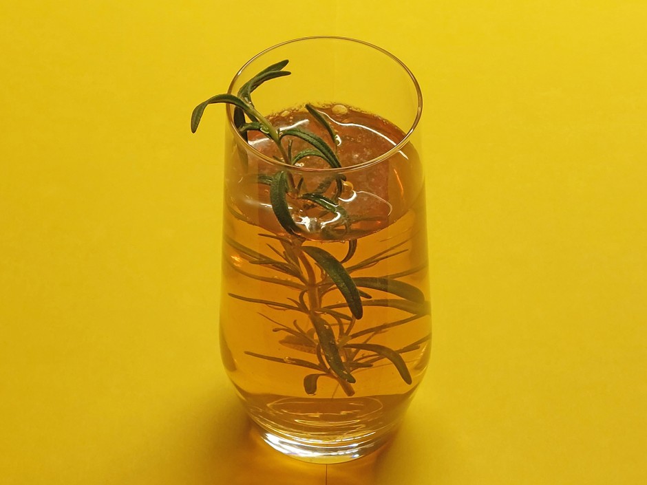 Grüner Eistee mit Rosmarin