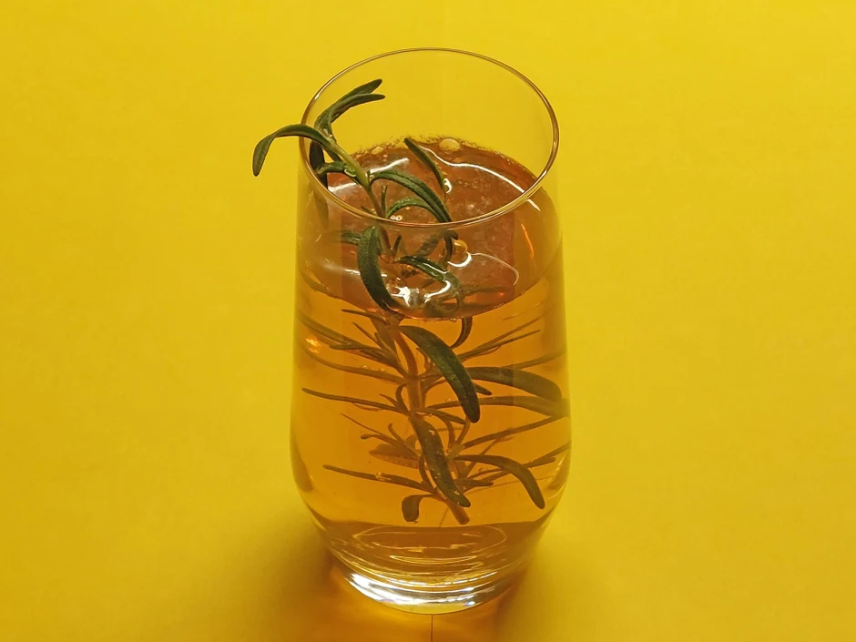 Gr&uuml;ner Eistee mit Rosmarin