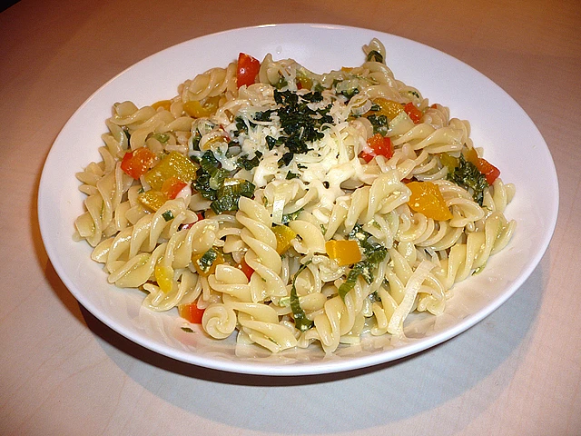 Pasta mit bunter Paprikasauce