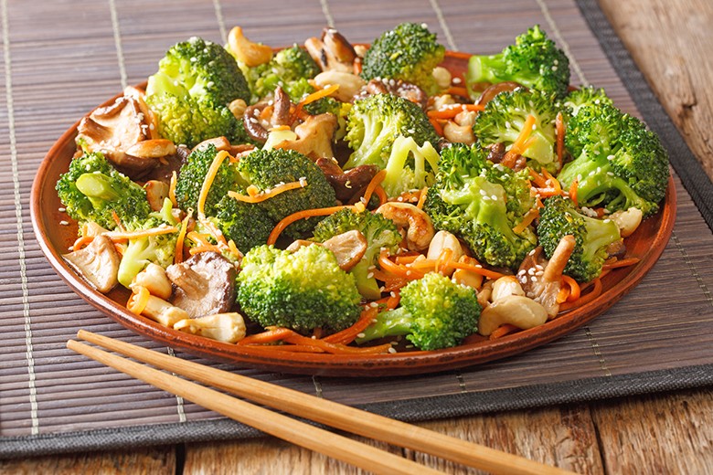 Gedünstetes Gemüse mit Cashewkernen und süß sauer Sauce