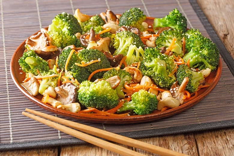 Gedünstetes Gemüse mit Cashewkernen und süß sauer Sauce