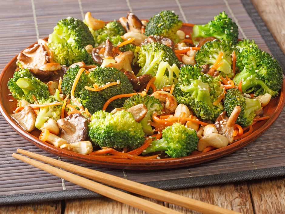Ged&uuml;nstetes Gem&uuml;se mit Cashewkernen und s&uuml;&szlig; sauer Sauce