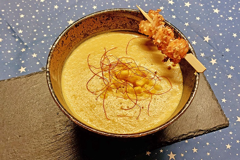 Maissuppe mit Chiliflocken