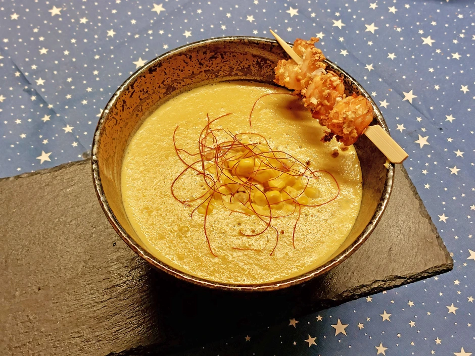 Maissuppe mit Chiliflocken