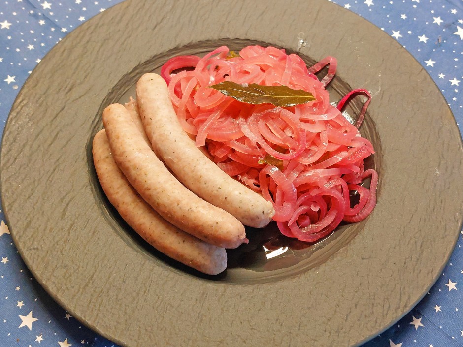 Bratwürste im Zwiebel-Weißweinsud