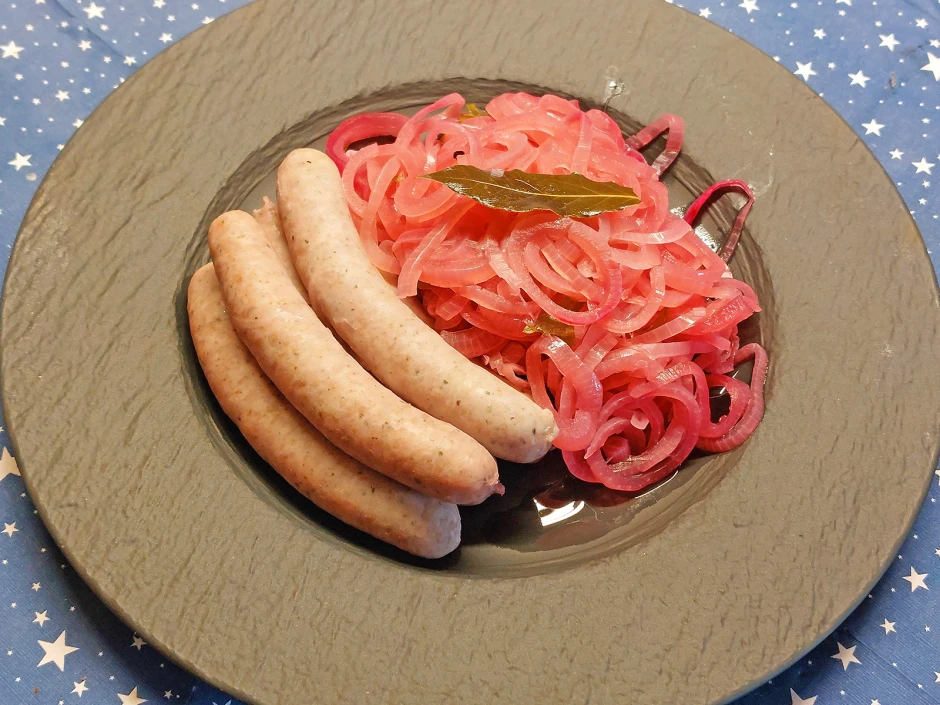 Bratwürste im Zwiebel-Weißweinsud