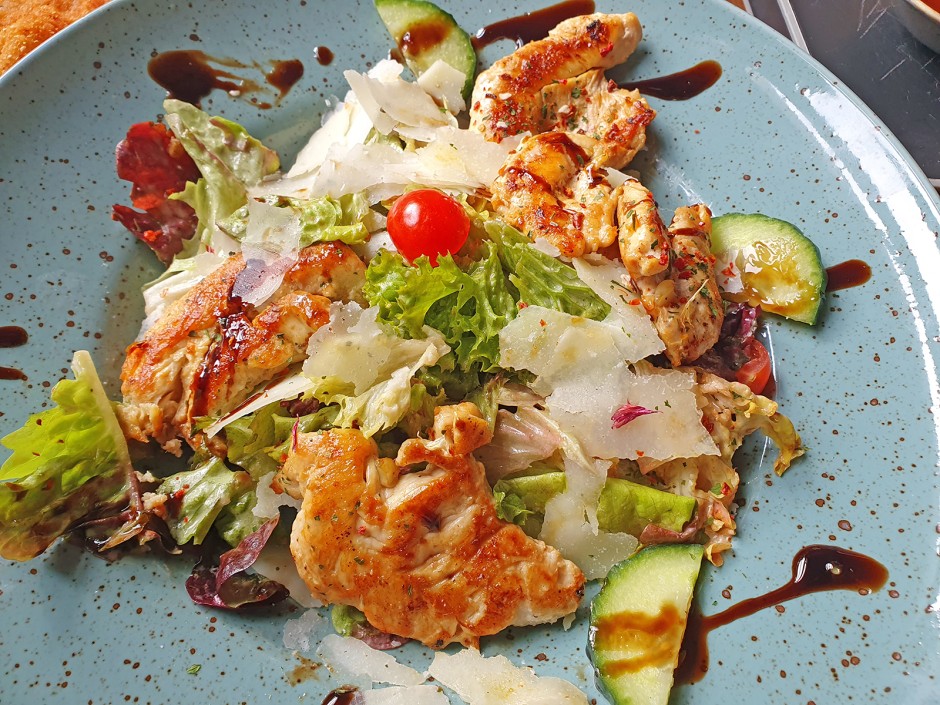 Caesar-Salat mit gegrilltem Huhn