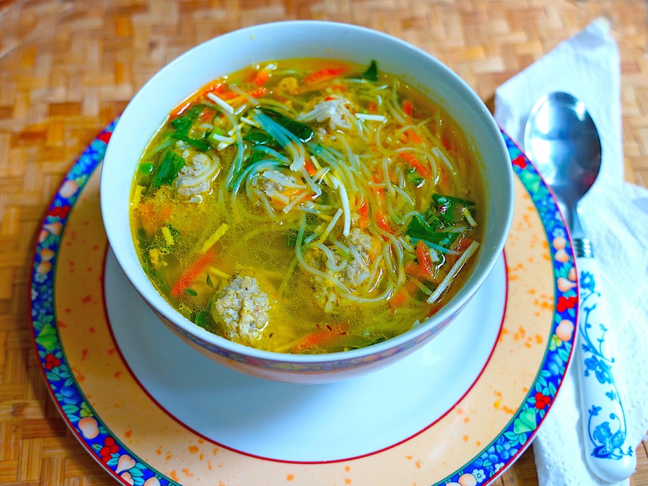 Hühnerknödelsuppe mit Gemüse - Bakso ayam