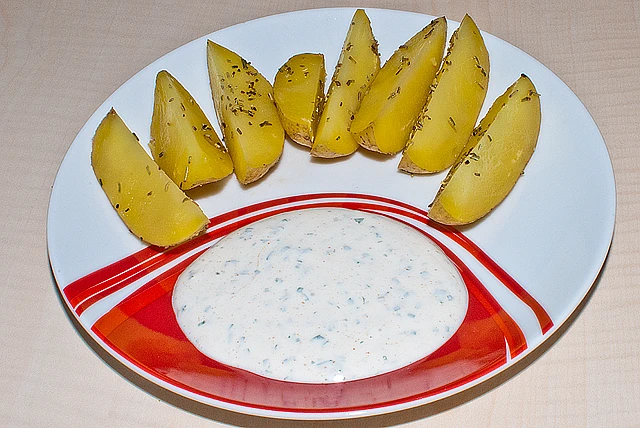 Rosmarinkartoffeln mit Kr&auml;uter-Rahm-Dip