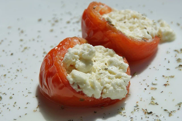 Tomaten mit Schafk&auml;sef&uuml;llung