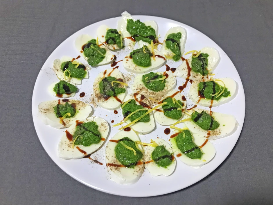 Mozzarella mit Petersilienwurzeln-Zitronen-Pesto