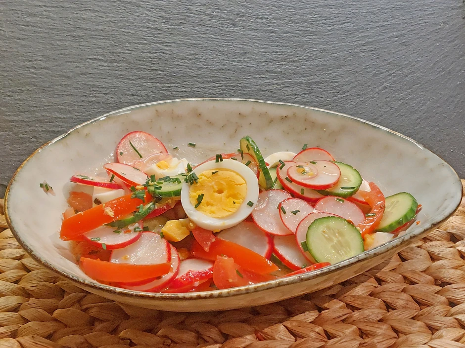 Radieschen-Gurken-Salat