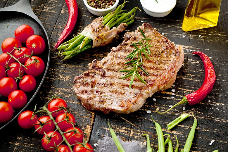 Schopfsteak mit Tomaten und grünen Bohnen