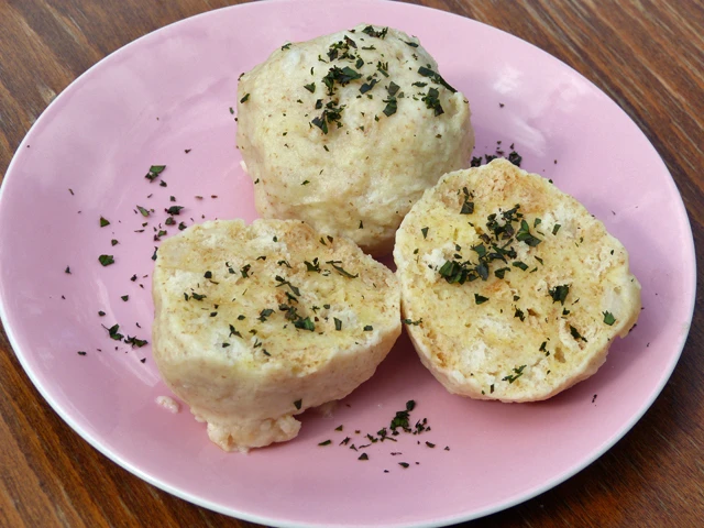 Grießknödel mit Weißbrot