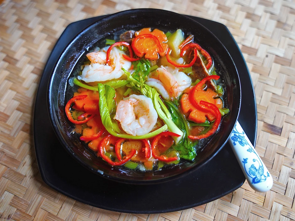 Klare, süß-sauer-scharfe Gemüsesuppe mit Garnelen
