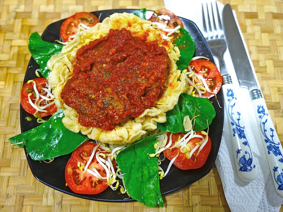 Saftige Rindfleischbällchen im Reisnudelnest