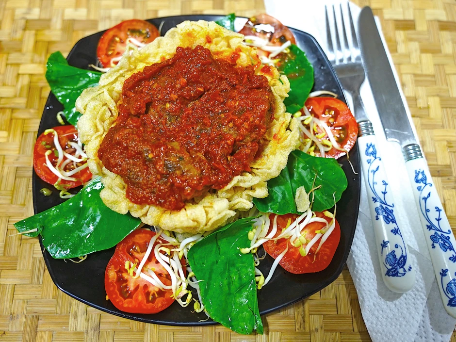 Saftige Rindfleischb&auml;llchen im Reisnudelnest