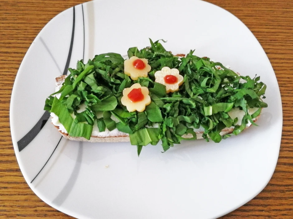 Bärlauchbrot mit Käseblumen
