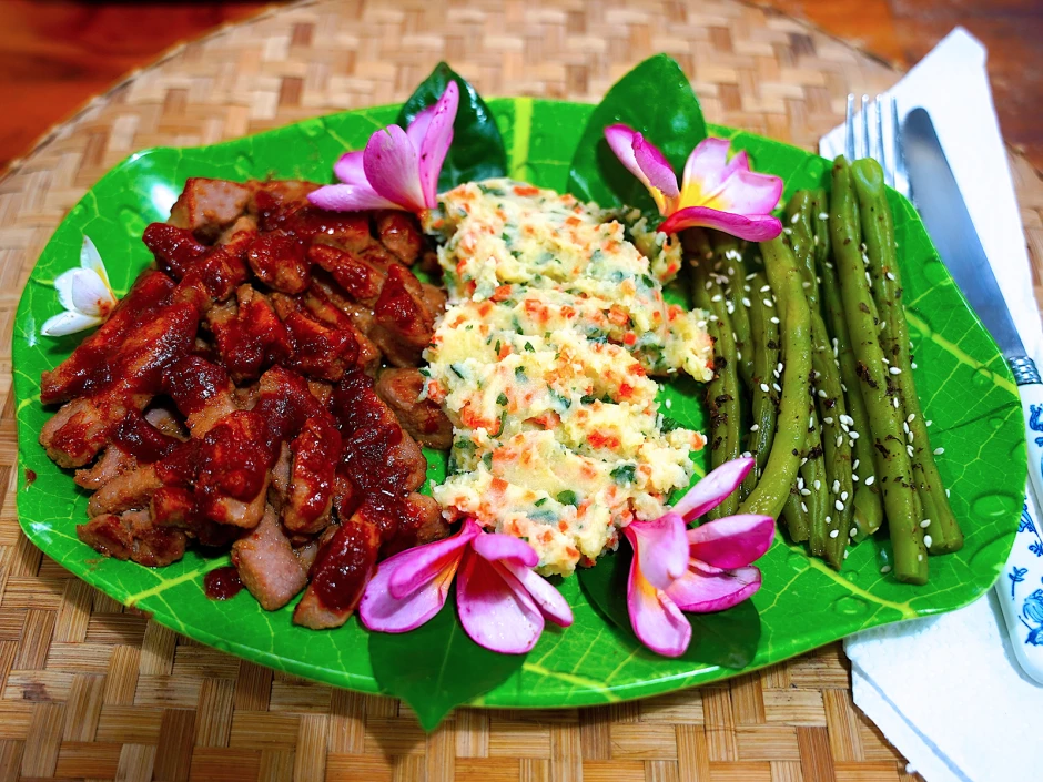 W&uuml;rziges Schweinefleisch mit buntem Kartoffelpüree und grünen Bohnen